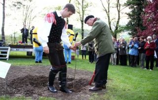 Posadili Avsenikovo drevo 9 - Mozirski gaj - park cvetja in muzej na prostem